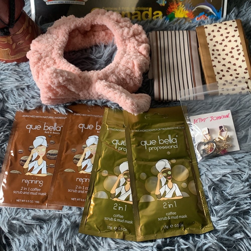 Women’s Accessories Package: Earrings, Headband, Facial Masks & Bag Scarves - Picture 4 of 7